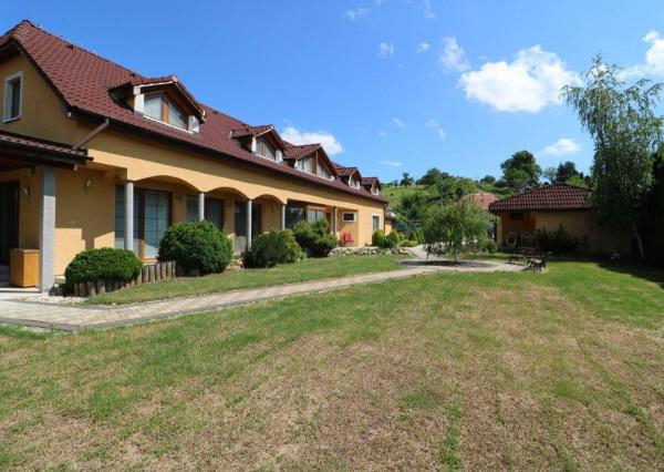 Exkluzívne - veľké 9i rodinné sídlo s rozľahlým pozemkom v obci Santovka, pozemok 2421 m2