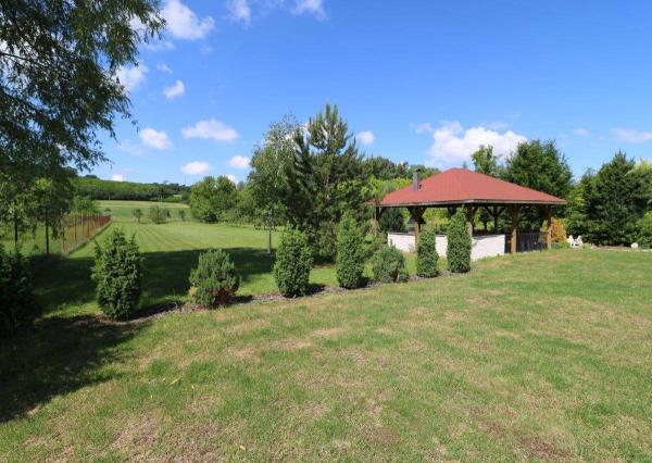 Exkluzívne - veľké 9i rodinné sídlo s rozľahlým pozemkom v obci Santovka, pozemok 2421 m2