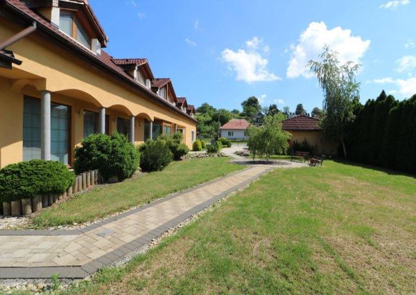 Exkluzívne - veľké 9i rodinné sídlo s rozľahlým pozemkom v obci Santovka, pozemok 2421 m2