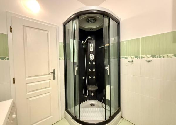 Predaj 5i RD s vinnou pivnicou v centre na námestí, Svätý Jur, Prostredná ul., 377 m2