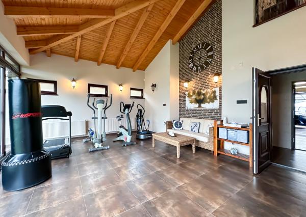 Rodinná vila pri privátnom jazere s vlastným vstupom a plážou