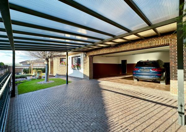 Rodinná vila pri privátnom jazere s vlastným vstupom a plážou