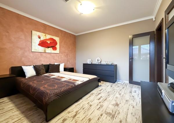 Rodinná vila pri privátnom jazere s vlastným vstupom a plážou