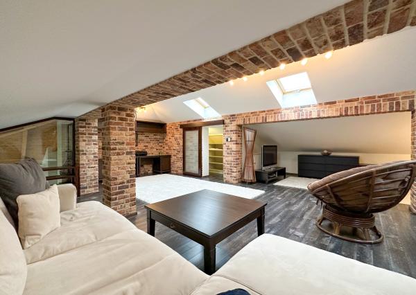 Rodinná vila pri privátnom jazere s vlastným vstupom a plážou