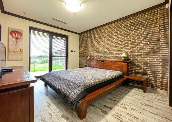 Rodinná vila pri privátnom jazere s vlastným vstupom a plážou