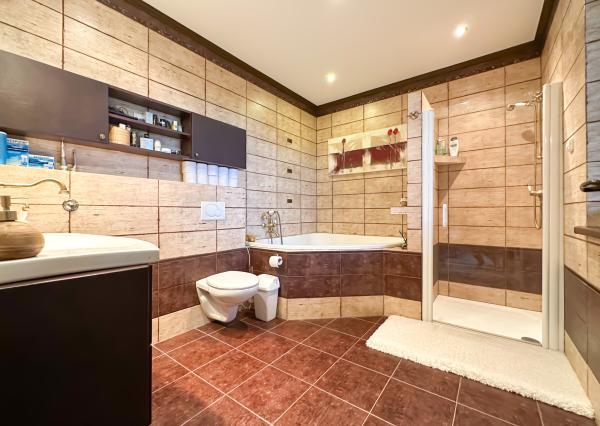 Rodinná vila pri privátnom jazere s vlastným vstupom a plážou