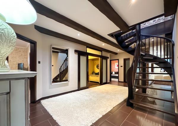 Rodinná vila pri privátnom jazere s vlastným vstupom a plážou