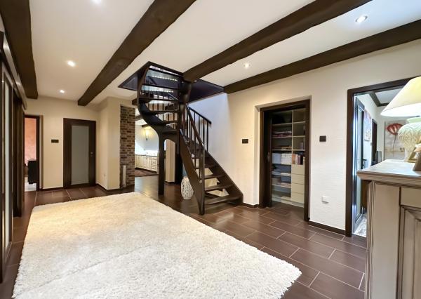 Rodinná vila pri privátnom jazere s vlastným vstupom a plážou