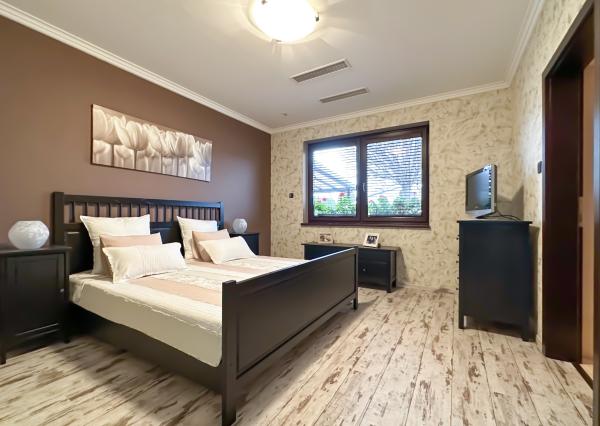 Rodinná vila pri privátnom jazere s vlastným vstupom a plážou