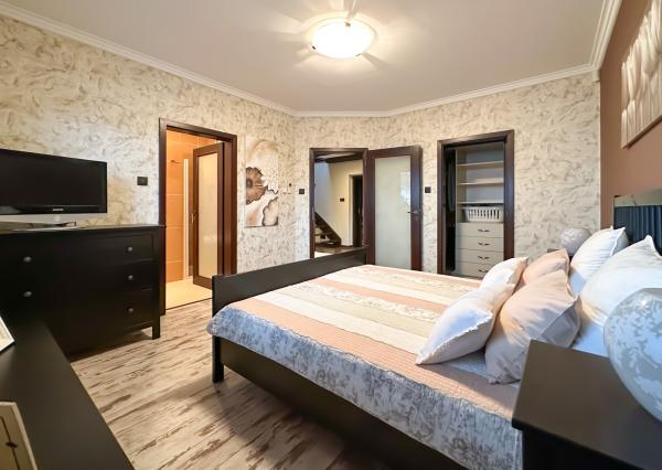 Rodinná vila pri privátnom jazere s vlastným vstupom a plážou