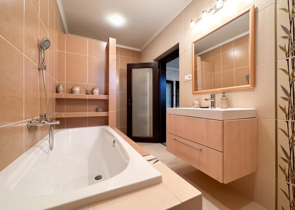 Rodinná vila pri privátnom jazere s vlastným vstupom a plážou