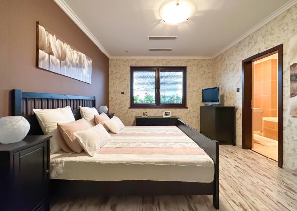 Rodinná vila pri privátnom jazere s vlastným vstupom a plážou