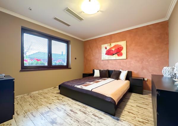 Rodinná vila pri privátnom jazere s vlastným vstupom a plážou