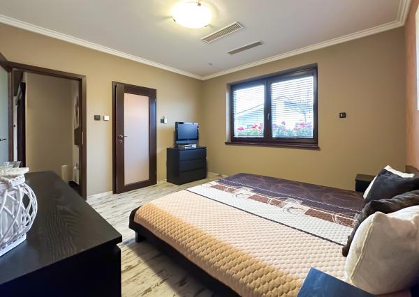 Rodinná vila pri privátnom jazere s vlastným vstupom a plážou