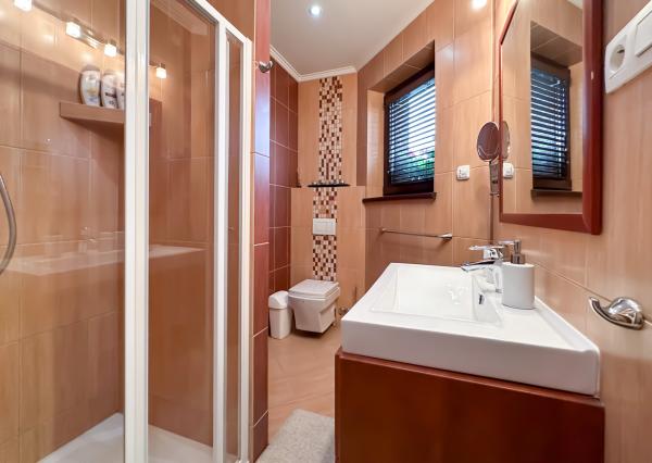 Rodinná vila pri privátnom jazere s vlastným vstupom a plážou