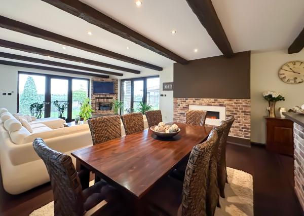 Rodinná vila pri privátnom jazere s vlastným vstupom a plážou