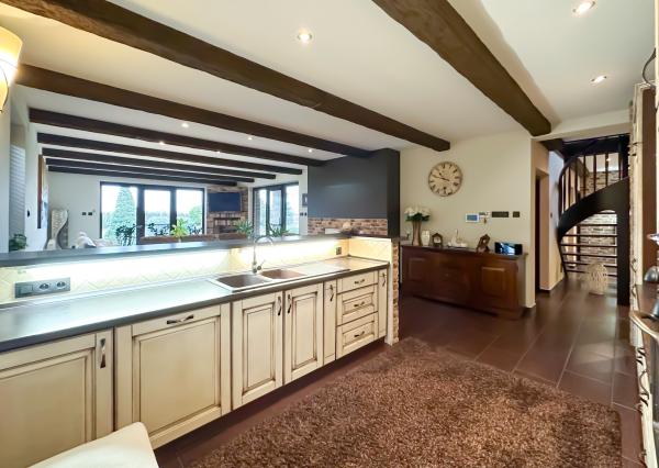 Rodinná vila pri privátnom jazere s vlastným vstupom a plážou