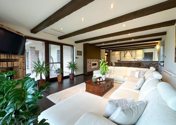 Rodinná vila pri privátnom jazere s vlastným vstupom a plážou