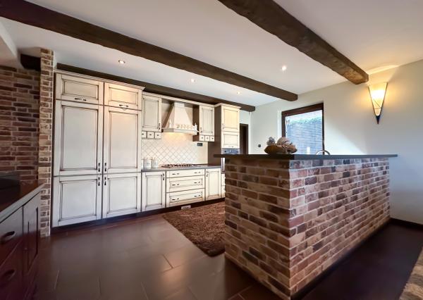 Rodinná vila pri privátnom jazere s vlastným vstupom a plážou