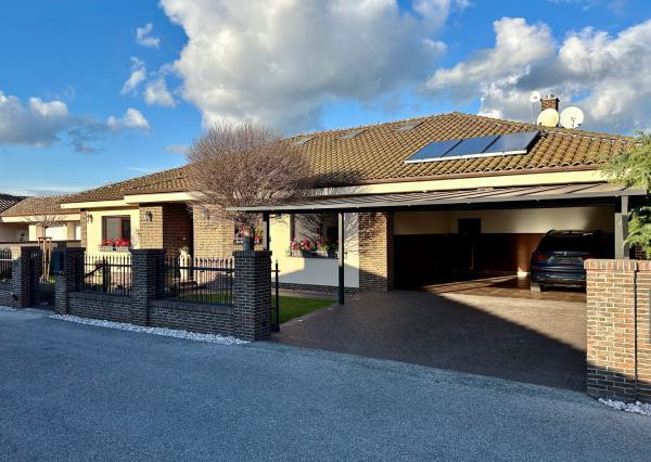 Rodinná vila pri privátnom jazere s vlastným vstupom a plážou