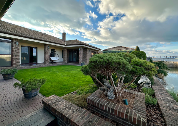 Rodinná vila pri privátnom jazere s vlastným vstupom a plážou