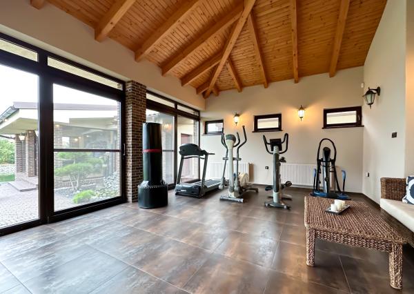 Rodinná vila pri privátnom jazere s vlastným vstupom a plážou