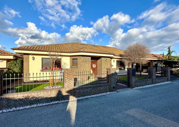 Rodinná vila pri privátnom jazere s vlastným vstupom a plážou