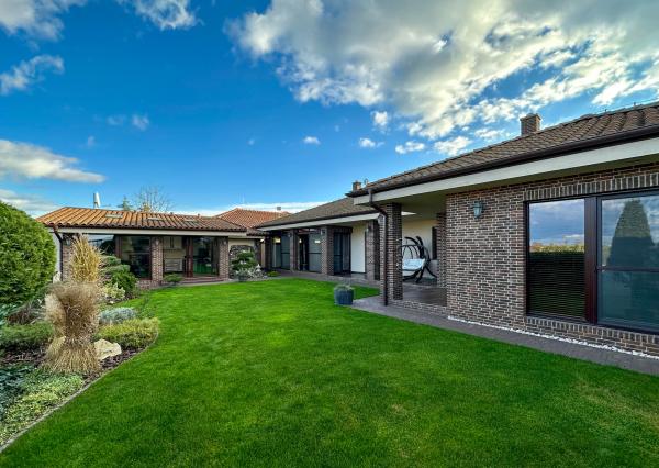 Rodinná vila pri privátnom jazere s vlastným vstupom a plážou