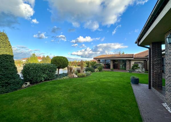 Rodinná vila pri privátnom jazere s vlastným vstupom a plážou