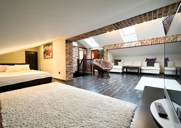 Rodinná vila pri privátnom jazere s vlastným vstupom a plážou