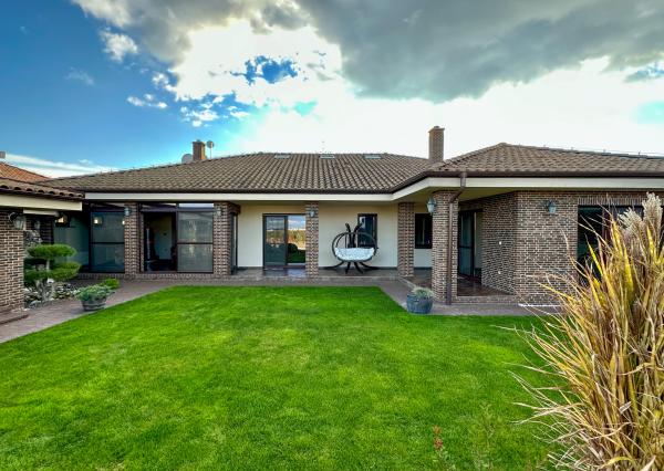 Rodinná vila pri privátnom jazere s vlastným vstupom a plážou