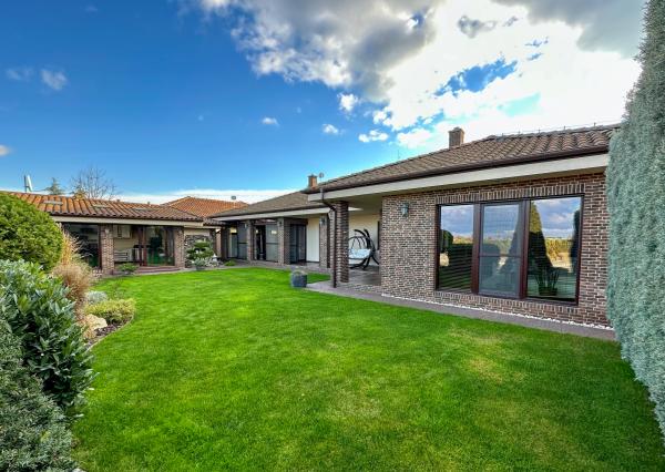 Rodinná vila pri privátnom jazere s vlastným vstupom a plážou