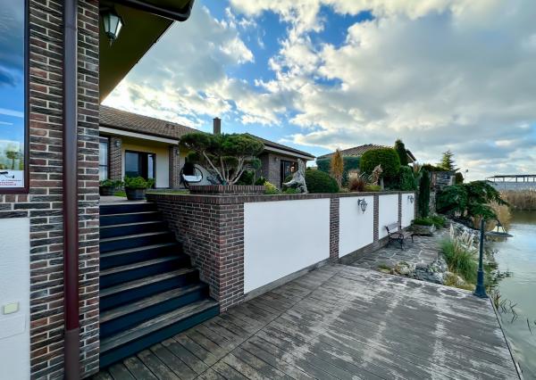 Rodinná vila pri privátnom jazere s vlastným vstupom a plážou