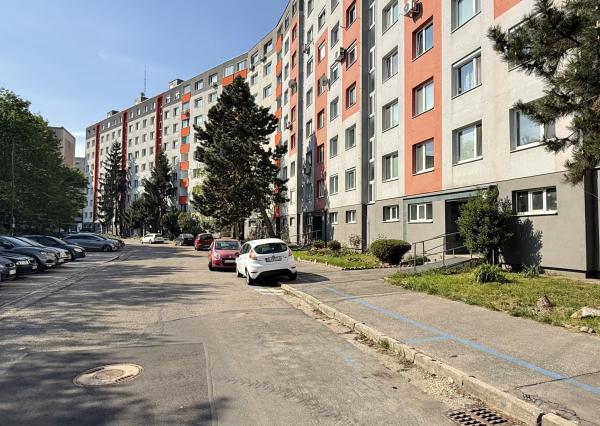 Veľký 4i byt s výbornou polohou a občianskou vybavenosťou, BA V., Ľubovnianska ul., 93 m2