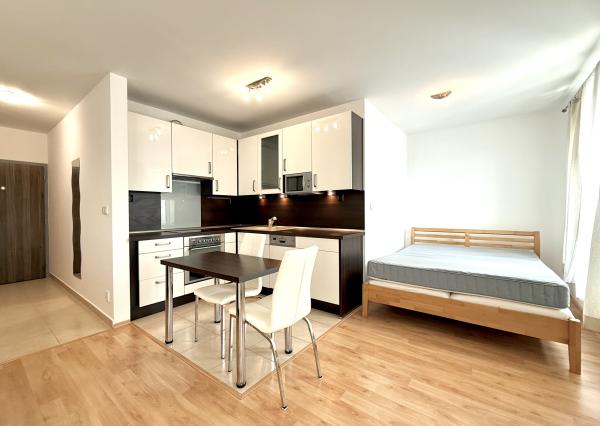 Zariadený 1,5 izbový byt s exteriérom a garáž. státím, projekt EDEN PARK , Drieňová ul., BA II., 49 m2