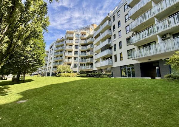 Zariadený 1,5 izbový byt s exteriérom a garáž. státím, projekt EDEN PARK , Drieňová ul., BA II., 49 m2