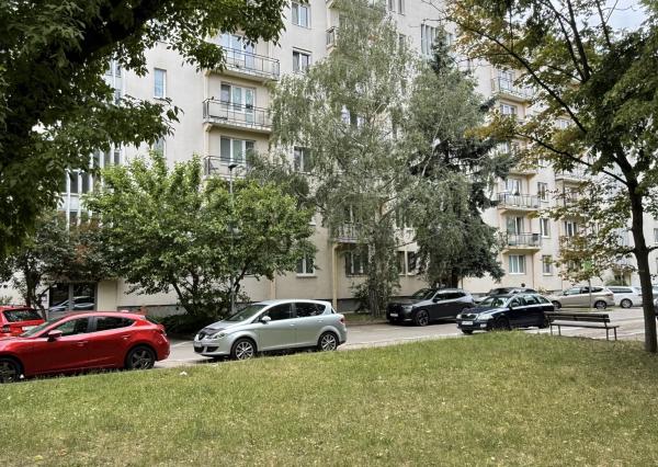 Priestranný a kompletne zariadený  2 izbový byt s balkónom na Štrkovci , Trebišovská ul., BA II., 60,78 m2