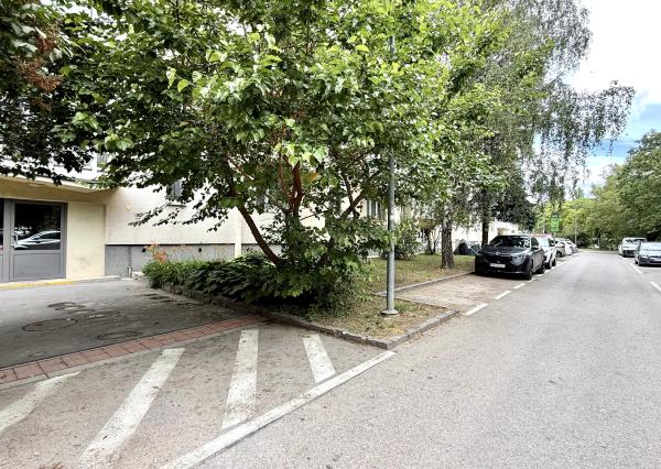 Priestranný a kompletne zariadený  2 izbový byt s balkónom na Štrkovci , Trebišovská ul., BA II., 60,78 m2