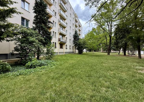 Priestranný a kompletne zariadený  2 izbový byt s balkónom na Štrkovci , Trebišovská ul., BA II., 60,78 m2