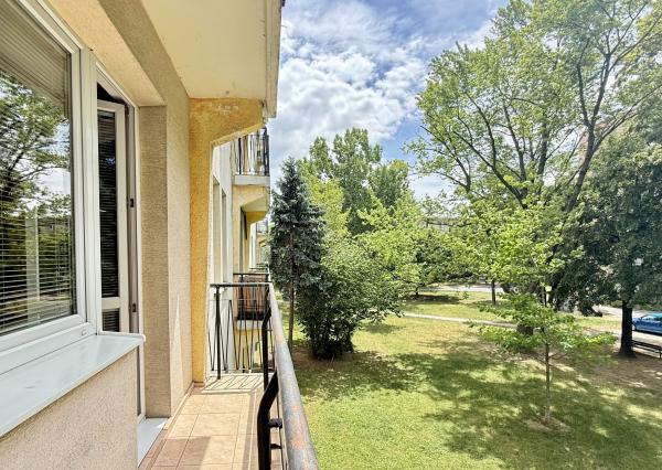 Priestranný a kompletne zariadený  2 izbový byt s balkónom na Štrkovci , Trebišovská ul., BA II., 60,78 m2