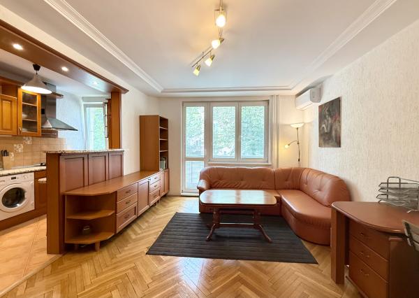 Priestranný a kompletne zariadený  2 izbový byt s balkónom na Štrkovci , Trebišovská ul., BA II., 60,78 m2