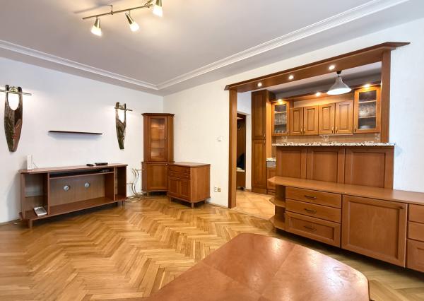 Priestranný a kompletne zariadený  2 izbový byt s balkónom na Štrkovci , Trebišovská ul., BA II., 60,78 m2