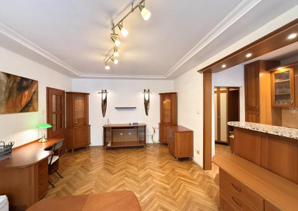 Priestranný a kompletne zariadený  2 izbový byt s balkónom na Štrkovci , Trebišovská ul., BA II., 60,78 m2