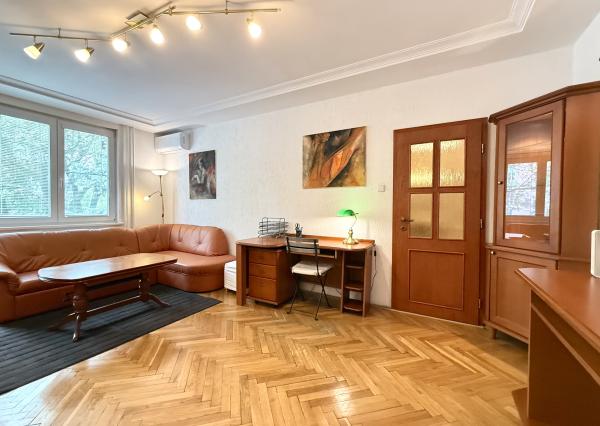 Priestranný a kompletne zariadený  2 izbový byt s balkónom na Štrkovci , Trebišovská ul., BA II., 60,78 m2