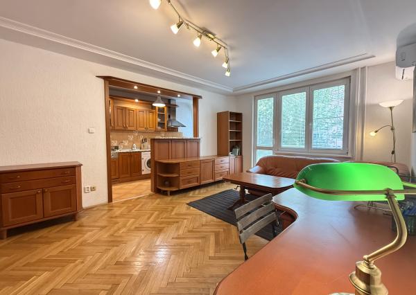 Priestranný a kompletne zariadený  2 izbový byt s balkónom na Štrkovci , Trebišovská ul., BA II., 60,78 m2