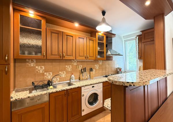 Priestranný a kompletne zariadený  2 izbový byt s balkónom na Štrkovci , Trebišovská ul., BA II., 60,78 m2