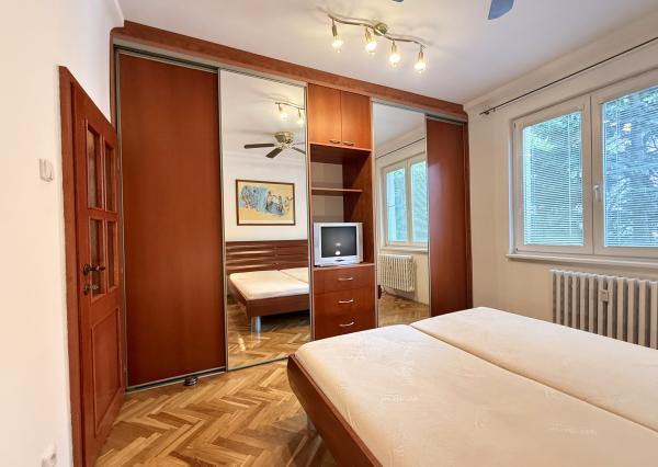Priestranný a kompletne zariadený  2 izbový byt s balkónom na Štrkovci , Trebišovská ul., BA II., 60,78 m2