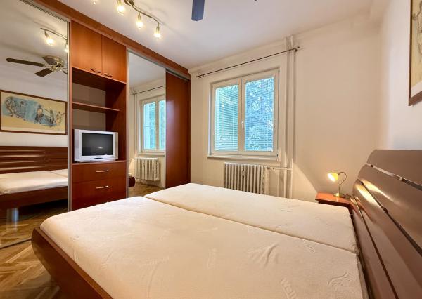 Priestranný a kompletne zariadený  2 izbový byt s balkónom na Štrkovci , Trebišovská ul., BA II., 60,78 m2