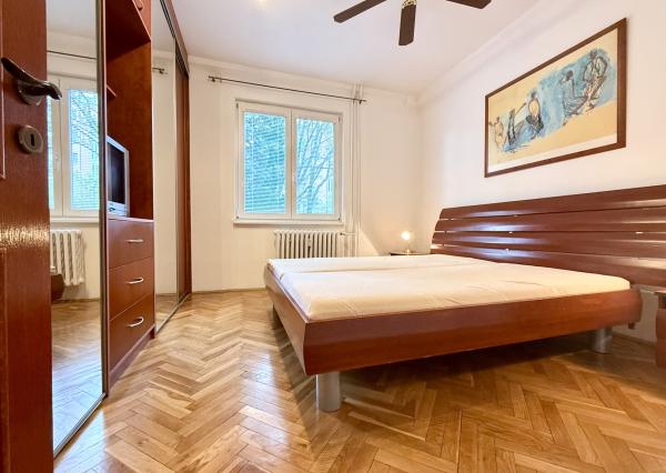 Priestranný a kompletne zariadený  2 izbový byt s balkónom na Štrkovci , Trebišovská ul., BA II., 60,78 m2