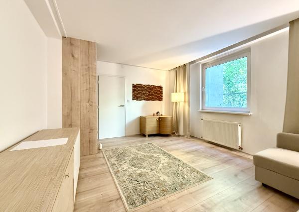 Tichý 1,5i byt v úplnom centre mesta, REKONŠTRUKCIA , BA I., Karadžičova ul., 46 m2